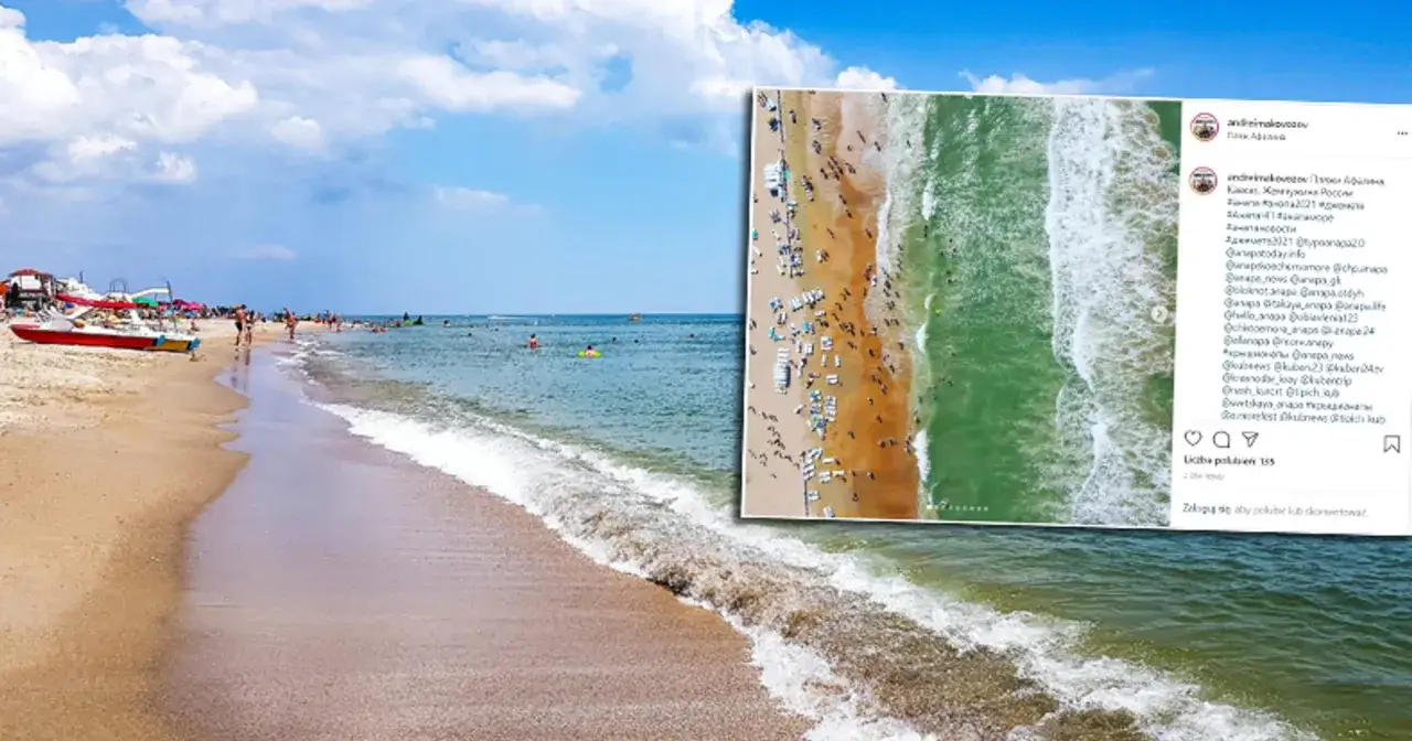 Tłum ludzi na plaży i w wodzie. Czy Morze Czarne jest czyste? Woda wygląda na zieloną i falującą, z falami rozbijającymi się o brzeg.