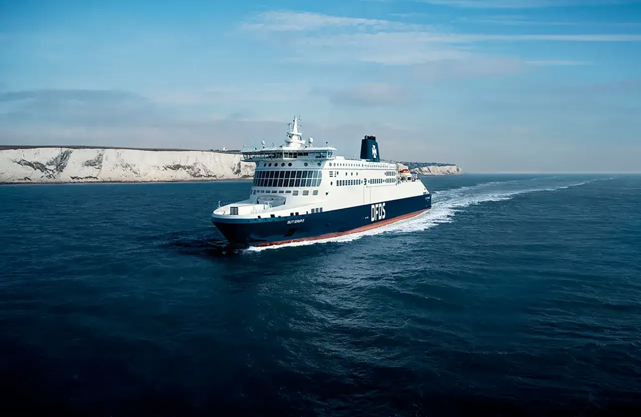 Prom DFDS płynie w kierunku białych klifów Dover. Podróż z Dunkierki do Dover trwa około 2 godzin.