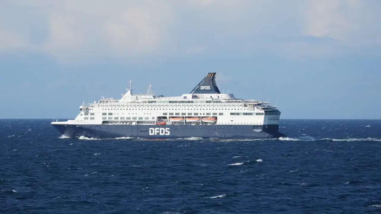 Prom DFDS płynie po morzu. Zastanawiasz się, ile kosztuje prom z Danii do Norwegii?