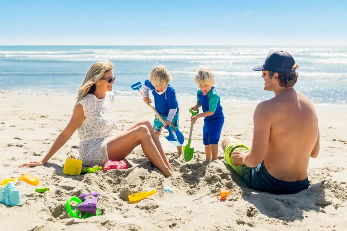 rodzina z dziećmi na plaży w Polsce