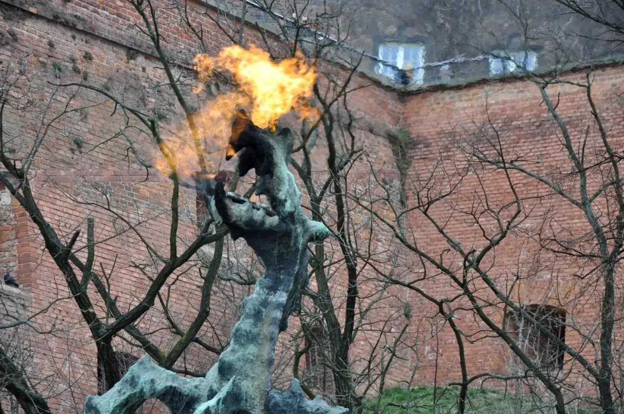smok wawelski ziejący ogniem kraków