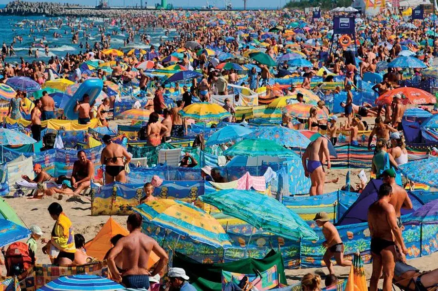 Plaża bałtycka z parawanami i ludźmi
