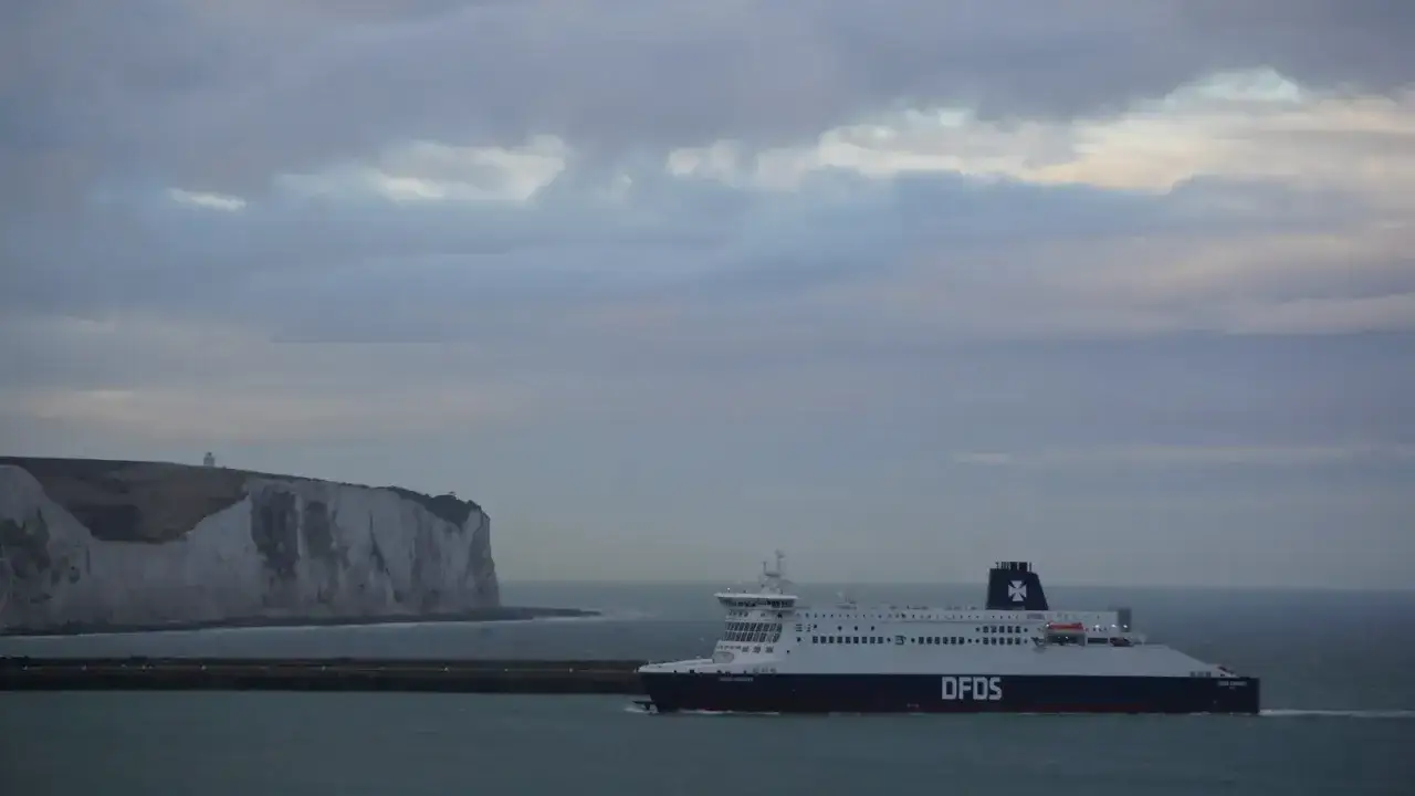 Prom DFDS płynie z Dunkierki do Dover. Białe klify Dover w oddali.