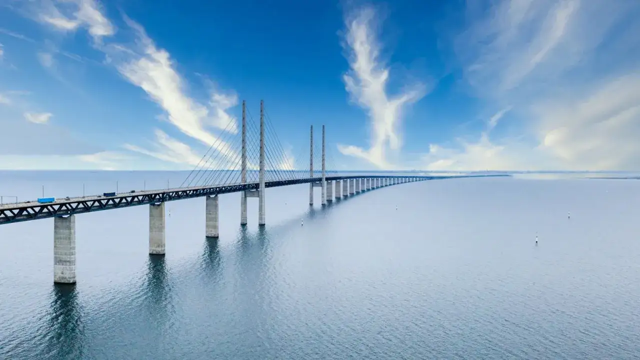 Imponujący most nad morzem, łączący Kopenhagę z Malmö.