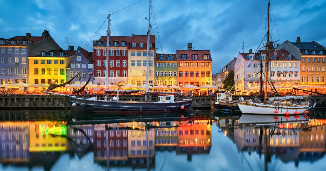 Kolorowe kamienice i żaglowce w porcie Nyhavn to idealne miejsce, by zacząć zwiedzać Kopenhagę.