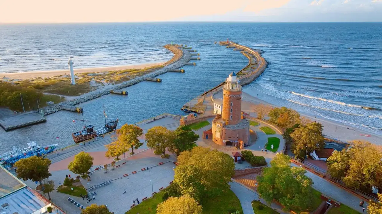 Latarnia morska w Kołobrzegu, port i plaża. Warto zobaczyć to miejsce, zwłaszcza o zachodzie słońca.