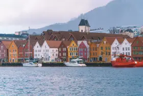 Kolorowe kamienice nad wodą w Bergen. Zastanawiasz się, ile płynie prom z Gdańska do Norwegii?