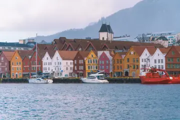 Kolorowe kamienice nad wodą w Bergen. Zastanawiasz się, ile płynie prom z Gdańska do Norwegii?
