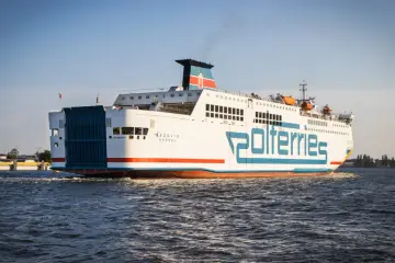 Prom "Mazovia" Polferries płynie do Świnoujścia. Duży biały prom z niebieskimi napisami na wodzie.