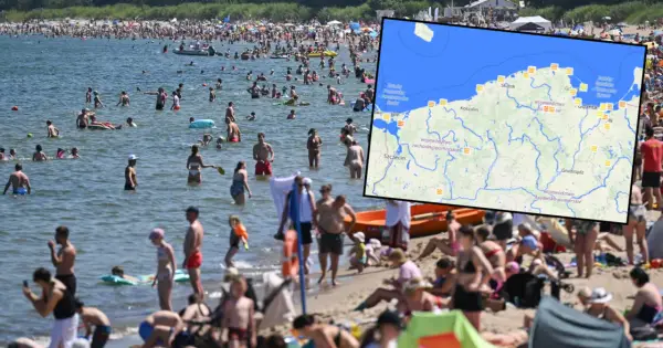 Tłum ludzi na plaży i w wodzie. Mapa pokazuje polskie wybrzeże Bałtyku, gdzie letnie temperatury są idealne do kąpieli.