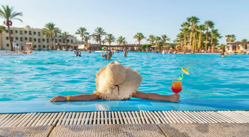 Relaks przy basenie z drinkiem, idealne miejsce, gdzie na all inclusive w maju.