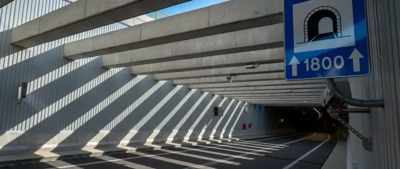 Znak informuje o wjeździe do tunelu o długości 1800m. Czy prom w Świnoujściu jest płatny, tego znak nie zdradza, ale tunel na pewno jest darmowy.